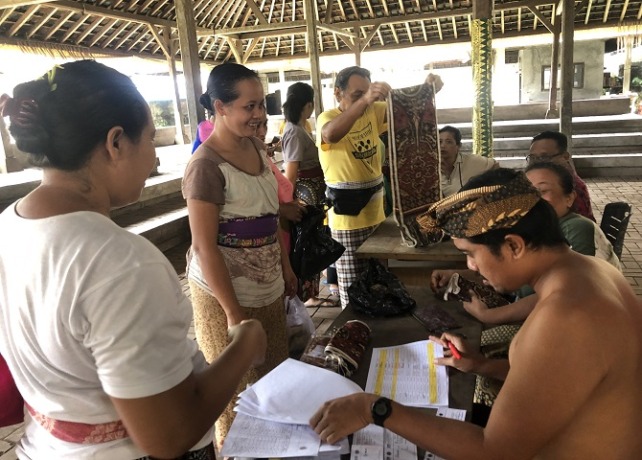 PENILAIAN: Tim seleksi kain gringsing melakukan penyeleksian kain yang akan digunakan sebagai cendramata G20. (I WAYAN ADI PRABAWA/BALI EXPRESS)