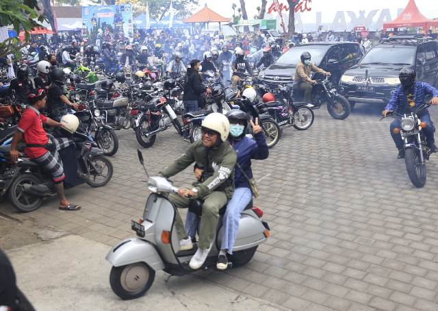 RAMAI: Peserta turing dari berbagai daerah bersiap tur yang digelar IMI Bali di Klungkung, Minggu (31/7). (istimewa)