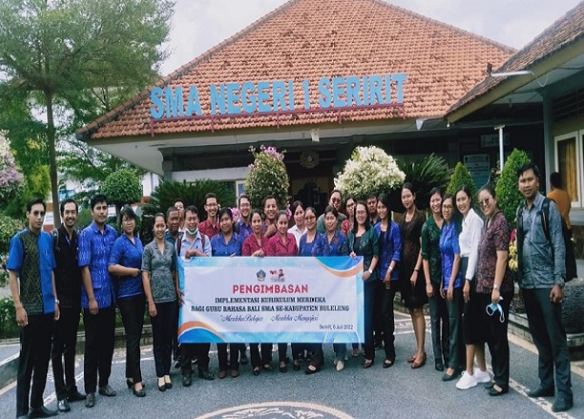 MGMP Bahasa Bali Kabupaten Buleleng saat menggelar kegiatan pengimbasan IKM di SMAN 1 Seririt, Rabu (6/7) siang. (I Putu Mardika/Bali Express)