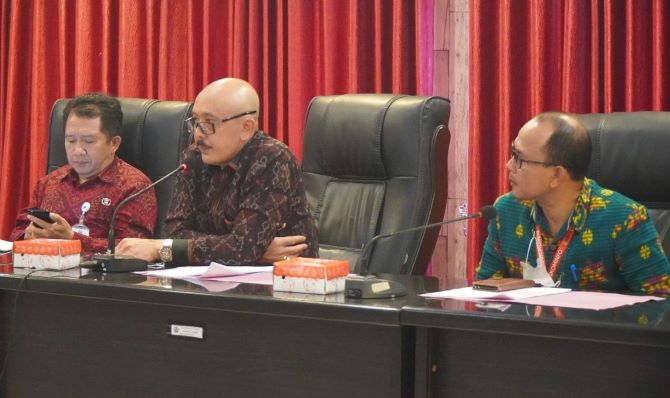 RAPAT EVALUASI: Wakil Bupati Bangli I Wayan Diar (tengah) memimpin rapat evaluasi program Pengaduan 24 Jam Bangli Era Baru, Selasa (26/7). (Istimewa)