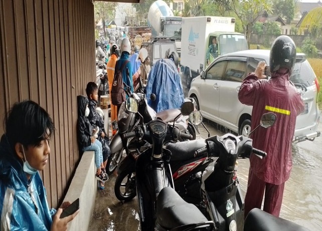 MOGOK : Belasan kendaraan mogok karena menerjang banjir di Jalan Rayah Nyuh Kuning-Pengosekan, Desa Mas, Kecamatan Ubud. Gianyar, Senin (11/7). (ISTIMEWA)