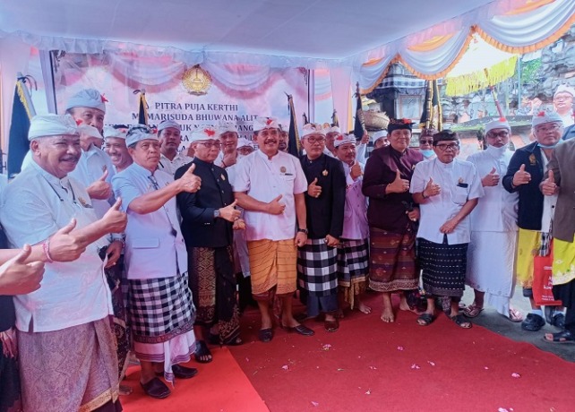 Ketua Para Gotra I Dewa Tianyar Masa Bakti 2022-2027, I Dewa Gede Alit Wijana saat menerima tampuk kepemimpinan pada pengukuhan, Sabtu (16/7). (AGUS EKA PURNA NEGARA/BALI EXPRESS)