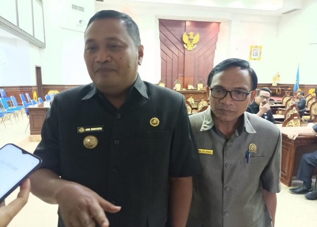 Bupati Gianyar I Made Mahayastra didampingi Ketua DPRD Gianyar. (DEWA RASTANA/BALI EXPRESS)