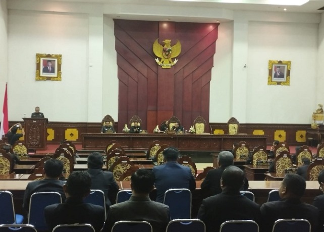 DISAHKAN : Sidang Paripurna DPRD Gianyar dengan agenda pengesahan RAPBD Perubahan Tahun 2022, Rabu (27/7). (ISTIMEWA)
