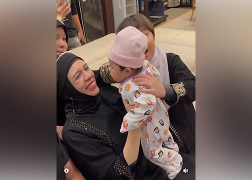 CUCU: Gen Halilintar terlihat bahagia bertemu sang cucu Ameena Nur Atta.