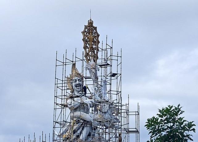 PENATAAN: Patung Dewa ruci di Jalan By Pass Ngurah Rai, Kelurahan Kuta, mulai dipercantik menjelang G20. (ISTIMEWA)