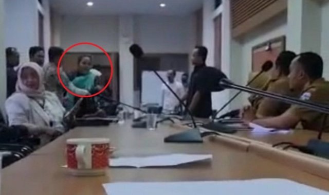NGAMUK : Suasana ricuh saat anggota dewan dari fraksi PDIP ngamuk.