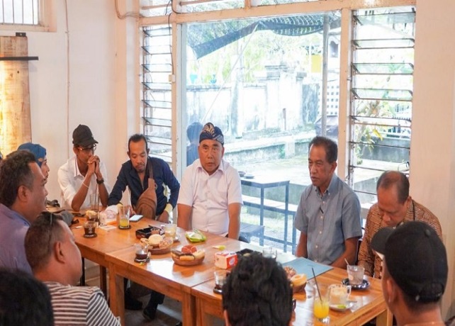 Bupati Jembrana I Nengah Tamba saat memaparkan mekanisme rekrutmen karyawan Mitra Prodin, Sabtu (23/7). (GDE RIANTORY/BALI EXPRESS)