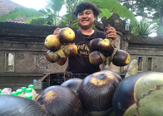 LARIS : Salah satu penjual buah ental di Denpasar. (AGUNG BAYU/BALI EXPRESS)
