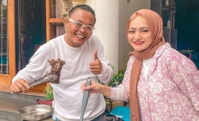ROMANTIS: Keseruan Nathalie Holscher saat makan bareng Sule.