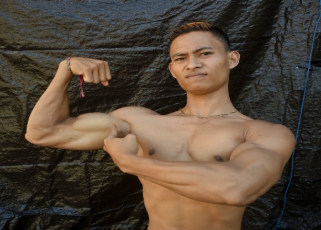 I Wayan Bisma alias Si Otot Kering yang sedang viral di media sosial karena konten-kontennya. (AGUNG BAYU/BALI EXPRESS)