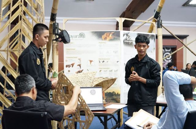MAYURA UNUD: Tim mahasiswa arsitektur Universitas Udayana dengan karyanya bertajuk “Mayura: When the Beauty Shines Brighter”.