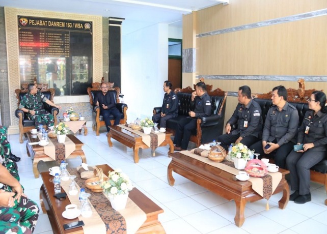 BAWASLU : Bawaslu Provinsi Bali saat audiensi dengan Korem 163/Wira Satya, Senin (15/8). (ISTIMEWA)