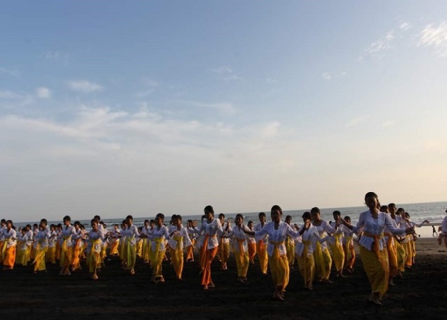 KOLOSAL :  1600 penari puspanjali menari di Pantai Klecung sebagai puncak kegiatan Festival Parade Budaya Pantai Klecung. (ISTIMEWA)