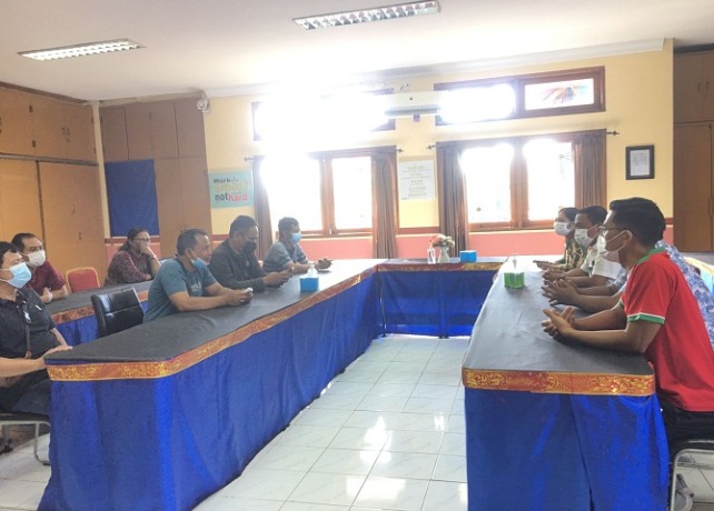 PERTANYAKAN : Sejumlah orang tua calon taruna yang mendatangi Poltrada Bali, Jumat (5/8). (ISTIMEWA)