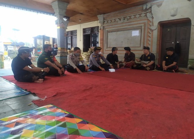 PUNIA : Kapolsek Tegalallang, AKP I Ketut Sudita saat menyerahkan punia, Kamis (18/8). (ISTIMEWA)