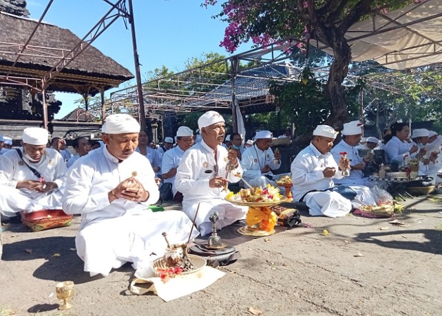 Para pamangku melaksanakan doa dengan menyuarakan genta di Pura Silayukti, Desa Padangbai, Kecamatan Manggis, Karangasem, pada Minggu 14 Agustus 2022.