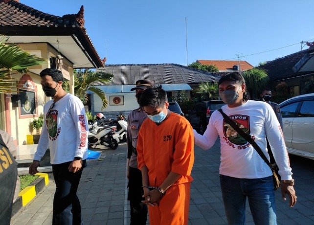 DIBEKUK: Ricky saat ditampilkan di Mapolsek Denpasar Selatan. (I GEDE PARAMASUTHA/BALI EXPRESS)