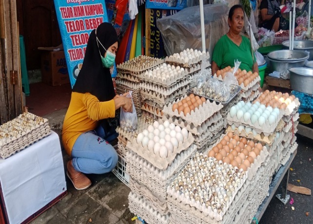Pedagang telur di pasar Dauh Pala Tabanan. (GEK YUNI/BALI EXPRESS)