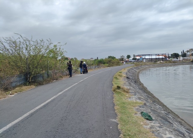 TKP: Lokasi tanah yang dijadikan jalan di Kampung Bugis, Serangan, Denpasar Selatan. (I GEDE PARAMASUTHA/BALI EXPRESS)