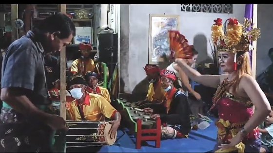 PENTAS : Sekaa Joged Tunjung Mekar saat pentas. I Putu Mardika/Bali Express