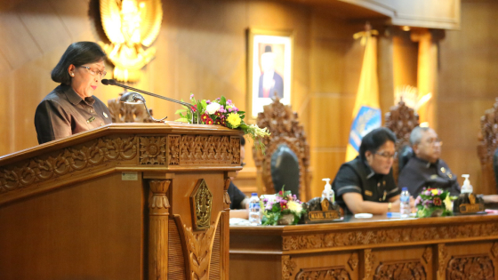 GOLKAR : Ni Luh Gede Sri Mediastuti saat membacakan PU Fraksi Golkar DPRD BAdung dalam rapat paripurna, Rabu (3/8). Ist