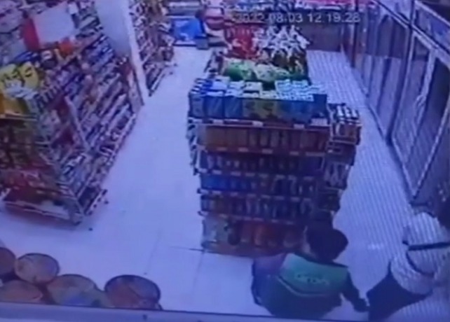 PELECEHAN: Tangkapan layar saat oknum driver ojol diduga melakukan pelecehan di minimarket. (DOK. BALI EXPRESS)