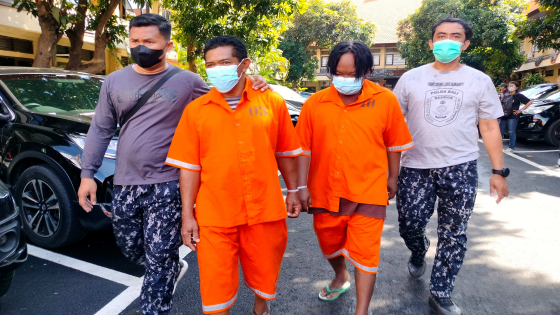 DIUNGKAP: Roy dan Selamet saat diungkap di Mapolda Bali, namun satu rekannya masih buron.Agung Bayu/Bali Express