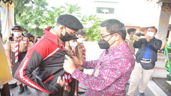 DILEPAS : Wakil Walikota Denpasar Kadek Agus Arya Wibawa melepas kontingen Kwarcab Pramuka Kota Denpasar yang akan mengikuti Jambore Nasional Pramuka ke-11, Jumat (5/7) di Kantor Walikota Denpasar. Humas Pemkot for Bali Express