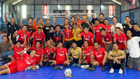 JUARA : Tim Futsal Pemkot Denpasar sabet juara pertama setelah mengalahkan Tim Pemkab Buleleng dengan skor telak 4-1, Sabtu (6/8) di My Stadium Futsal Arena Denpasar. Humas Pemkot for Bali Express