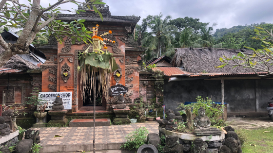 MESANGGAH: Sanggah kaenem dipasang depan rumah warga Tenganan Pegringsingan, Kecamatan Manggis, Karangasem. I Wayan Adi Prabawa/Bali Express