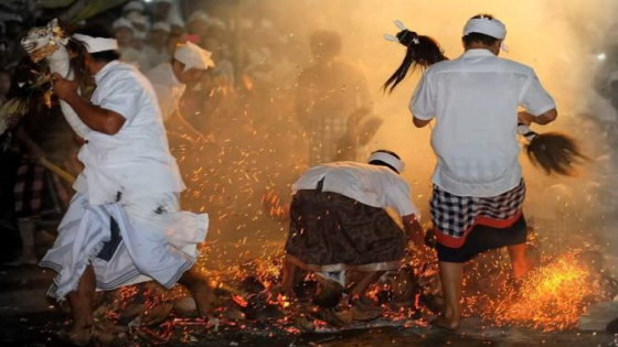 SANGHYANG JARAN : Tari Sanghyang Jaran saat pujawali di Pura Puseh Sari, Desa Adat Banjarangkan, Kecamatan Banjarangkan, Klungkung, Rabu 1 Desember 2021. Salah satu sarananya adalah api. Ist