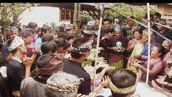 IKHLAS : Mapepegat simbol keikhlasan melepas roh yang meninggal, sanak keluarga wajib ikut melakukannya. Kalender Bali