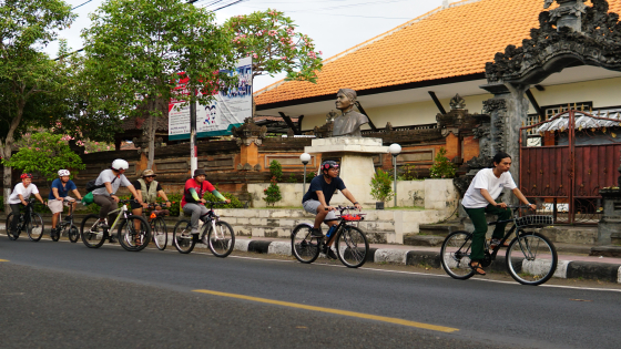 HERITAGE : Pesepeda keliling kota menyusuri heritage (warisan) Singaraja, sambil olahraga sekaligus mengenali bangunan  bersejarah. Dian Suryantini/Bali Express