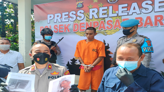 TELANJANG : Taufik yang suka beraksi telanjang saat dibeberkan di Mapolsek Denpasar Barat.I Gede Paramasutha/Balu Express