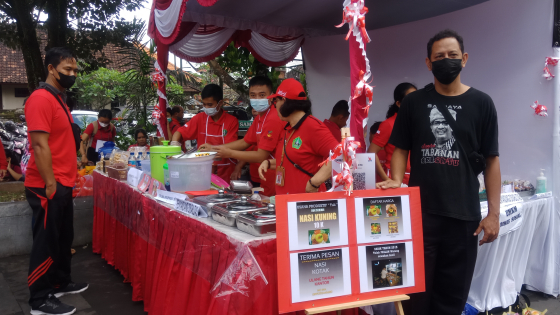 DISABILITAS : Valentino, pemilik stand Warung Nasi Kuning Tuli Bu Suri ikut pameran UMKM di Gedung Maria Tabanan. Kusuma Yoni/Bali Express