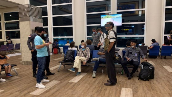 DIKAWAL KETAT : Petugas Imigrasi mengawal tiga WNA yang akan diterbangkan ke negara asalnya setelah melakukan pelanggaran keimigrasian. Ist