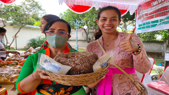 PORANG : Luh Putu Dewi Puspita Sari (kanan) dengan porang dan olahannya. Dian Suryantini/Bali Express