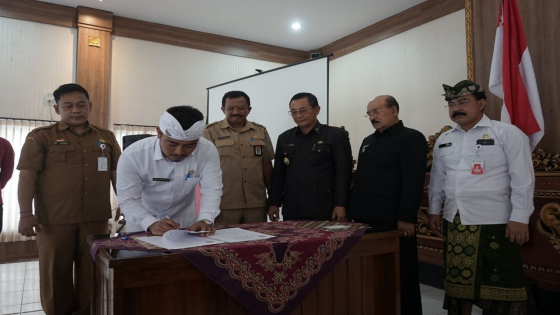 SERAH TERIMA : Bupati Karangasem, Gede Dana, menandatangani Berita Acara Serah Terima Pengelolaan Sementara Tiga Jalur Jaringan Transmisi dan Distribusi Jaringan Pipa Telaga Waja, Senin (15/8). Ist