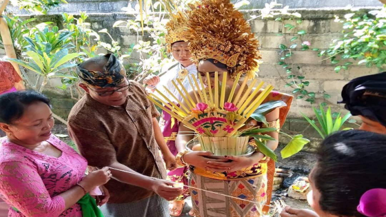 PAWIWAHAN : Benang digunakan dalam upacara pawiwahan (pernikahan). Ist