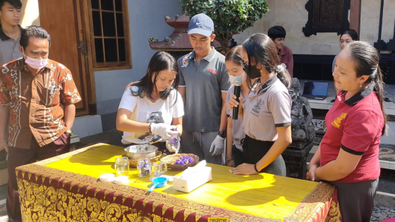 BUNGA TELANG : Aktivitas pengabdian masyarakat Fakultas Farmasi Universitas Mahasaraswati  (Unmas) Denpasar untuk memperkenalkan manfaat Infused Water Bunga Telang untuk Kesehatan kepada warga Banjar Abasan, Singapadu tengah, Kecamatan Sukawati, Kabupaten