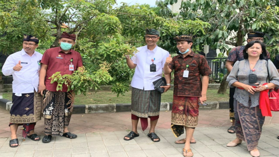 KUNJUNGAN: Kadisperpa Badung I Wayan Wijana meninjau penerapan teknologi pertanian di Taman Agro Inovasi di Kantor BPTP Bali, Kamis (18/8). Ist