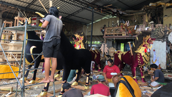 SARANA NGABEN : Aktivitas di tempat pembuatan sarana pangabenan milik I Wayan Suarjana di Banjar Tengah, Desa Bebandem, Kecamatan Bebandem, Karangasem. I Wayan Adi Prabawa/Bali Express
