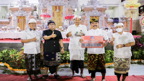 NGABEN: Bupati Badung Nyoman Giri Prasta didampingi Sekda Wayan Adi Arnawa menghadiri karya Pitra Yadnya Ngaben Pranawa Bhuwana Kosa, Metatah, lan Atma Wedana Maligia Punggel di Desa Adat Pecatu, Selasa (23/8). Prokompim Setda Badung For Bali Express