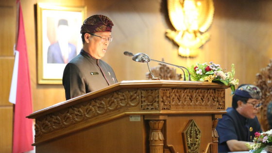 PEMBACAAN PU : Wayan Loka Astika saat membacakan PU Fraksi PDIP DPRD Badung, Kamis (25/8). Ist