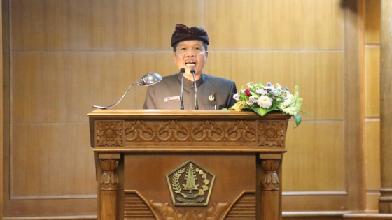 PEMBACAAN PU : I Nyoman Suka saat membacakan pemandangan umum (PU) Fraksi Golkar DPRD Badung dalam rapat paripurna, Kamis (25/8). Ist