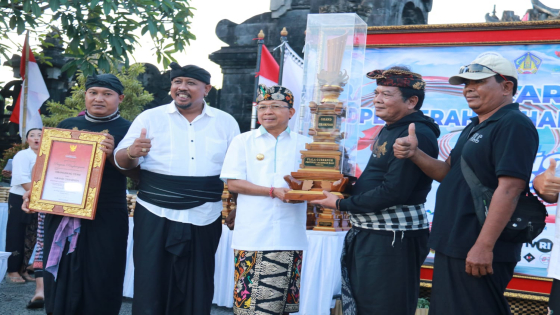 HADIAH : Gubernur Bali, Wayan Koster menyerahkan pila kepada  pemenang Grand Champions Festival Layangan Bali Tahun 2022. Humas Pemprov Bali For Bali Express