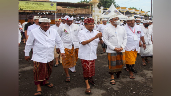 PUNCAK KARYA : Walikota Jaya Negara bersama Ketua DPRD Kota Denpasar mendampingi Gubernur Bali Wayan Koster menghadiri Puncak Karya Angasti Puja Atma Wedana Maligia Punggel Desa Adat Kesiman di Payadnyan, Pantai Padanggalak, Kesiman, Jumat (26/8). Humas P