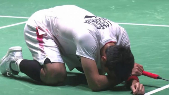 TERTUNDUK : Jonatan Christie tertunduk di lapangan Tokyo Metropolitan Gymnasium setelah kalah dramatis pada perempat final Kejuaraan Dunia 2022. JPG