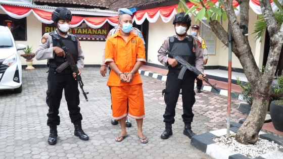 DIRINGKUS : Andika Purwanto saat ditampilkan di Polsek Denut. Ist